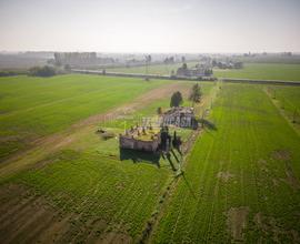 Rudere con accessorio in lotto di terreno di 2000