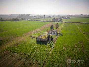 Rudere con accessorio in lotto di terreno di 2000