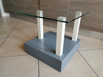 Tavolo moderno con piano in vetro 50x50 cm