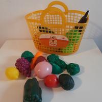 Frutta e verdura in plastica con cestino