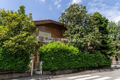 Semindipendente con doppi servizi, sottotetto, Box