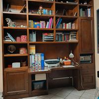 libreria a parete interamente in noce 