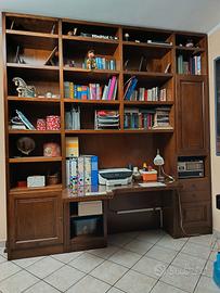 libreria a parete interamente in noce 