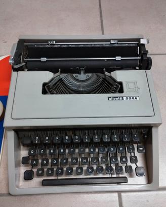 Macchina da scrivere Vintage Olivetti Dora