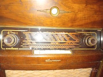 radio antica funzionante con giradischi 