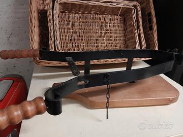 Morsa da tavolo in ferro battuto con base in legno