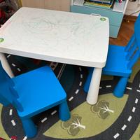 Tavolino e 2 sedie in plastica per bambini