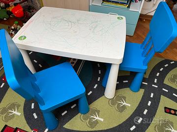 Tavolino e 2 sedie in plastica per bambini