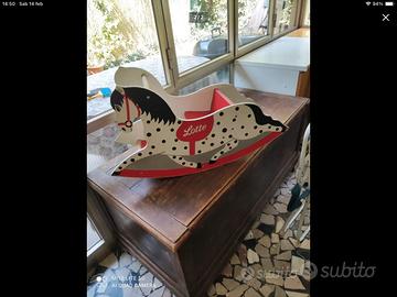 Cavallino a dondolo in legno