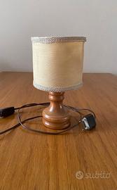 Lampada vintage con paralume in tessuto.