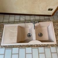 Lavello incassato su piano di granito