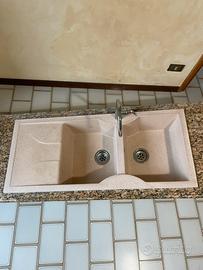 Lavello incassato su piano di granito