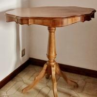 Tavolino ovale di fattura artigianale