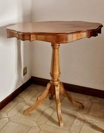 Tavolino ovale di fattura artigianale