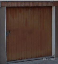 Garage piano terra zona semi centrale