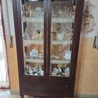 Vetrina Classica Completa di oggettistica