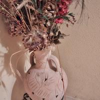 Anfora in terracotta con treppiedi