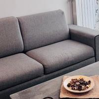 Divano 2/3 posti grigio – tessuto sfoderabile