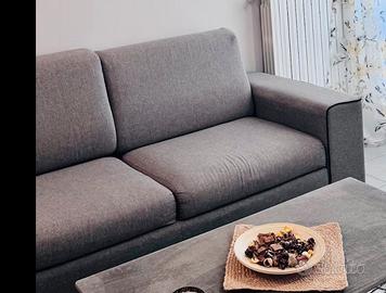 Divano 2/3 posti grigio – tessuto sfoderabile