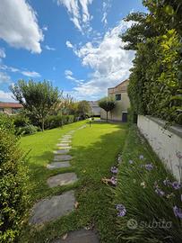 Villetta a schiera con giardino e garage