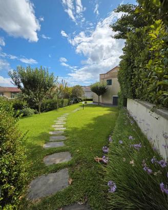 Villetta a schiera con giardino e garage