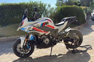 BMW M1000XR