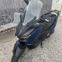 Yamaha X-Max 400 con accessori originali