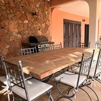 Tavolo in pietra piu sedie in ferro battuto.