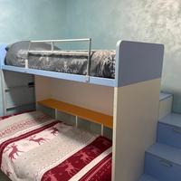 Camera ragazzi con letto a castello e contenitori