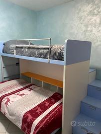 Camera ragazzi con letto a castello e contenitori