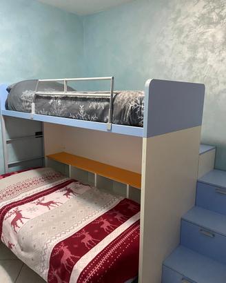 Camera ragazzi con letto a castello e contenitori