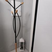 appendiabiti a piantana metallo nero e legno 