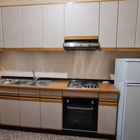 Cucina completa con pensili e frigorifero