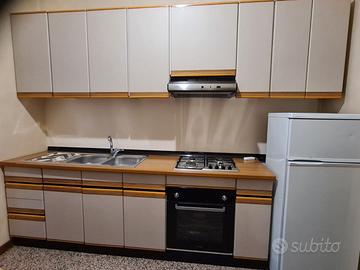 Cucina completa con pensili e frigorifero