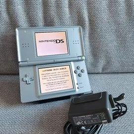 Nintendo DS grigio con caricatore