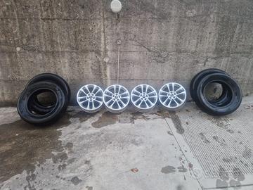 Gomme 4 stagioni Pirelli con cerchi originali Ford