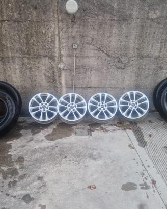 Gomme 4 stagioni Pirelli con cerchi originali Ford