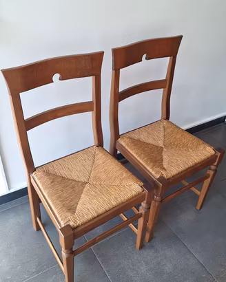 Coppia di seggiole in legno