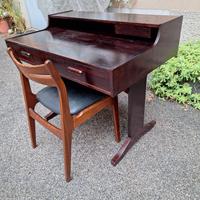 scrivania design anni 60 con sedie 