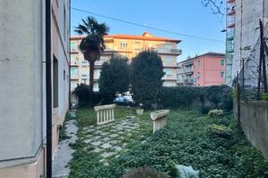 Appartamento con giardino e locale magazzino