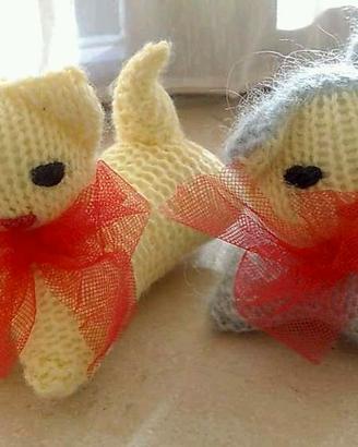 due piccoli gattini, in lana, fatti a mano