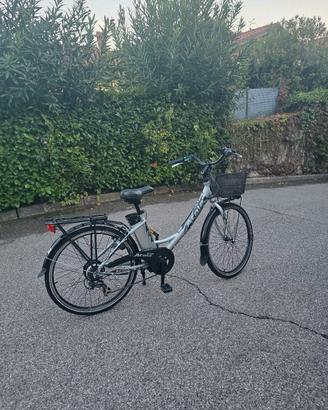 bicicletta elettricada donna Atala 