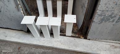 2 Coppie di piedi per panche.