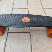 Skateboard FREEDOM tavola nera - ruote arancio