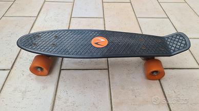 Skateboard FREEDOM tavola nera - ruote arancio