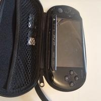 PSP + caricabatterie + custodia + 2 Memory card
