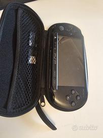 PSP + caricabatterie + custodia + 2 Memory card