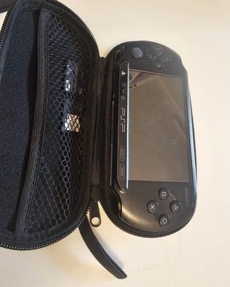 PSP + caricabatterie + custodia + 2 Memory card