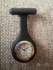 Orologio spilla per infermieri