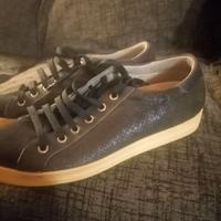 Scarpe sono tutte in vera pelle etessuto